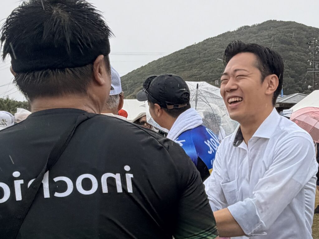 伊良湖トライアスロンの選手と笑顔で話す鈴木なおや
