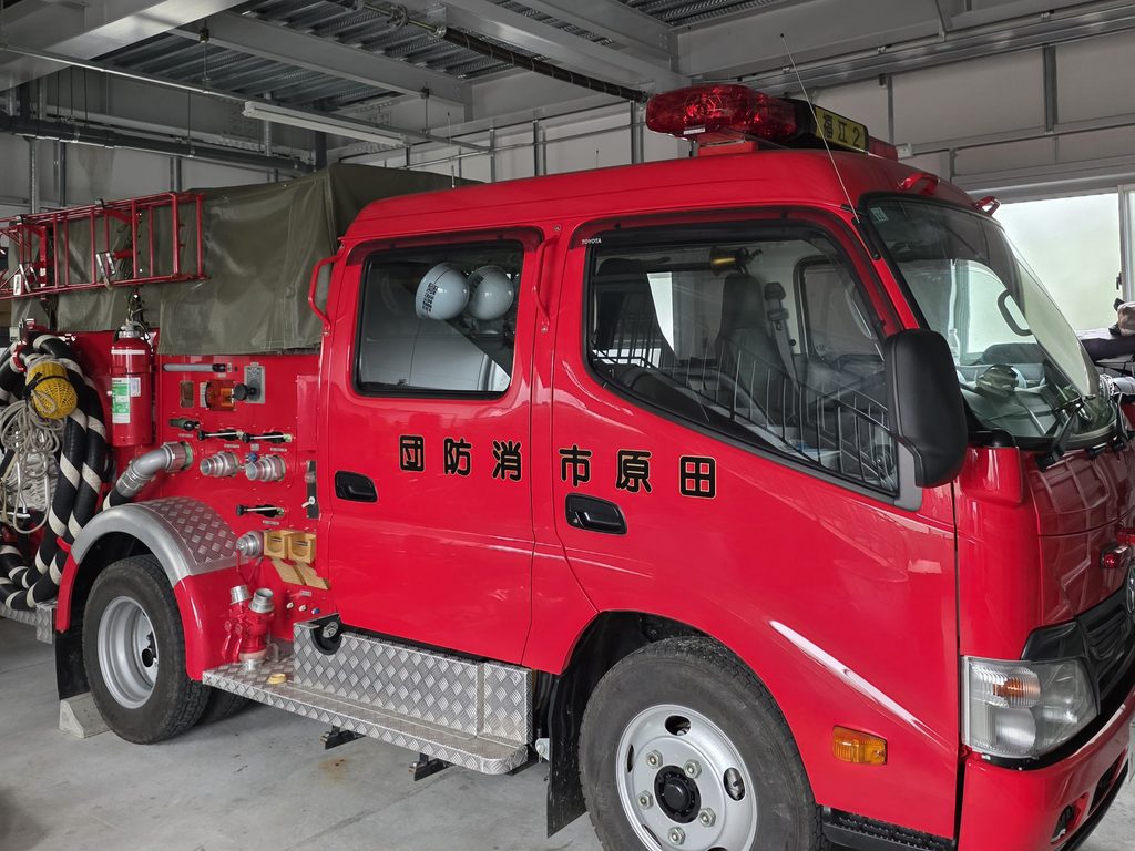詰所内に格納された消防車両