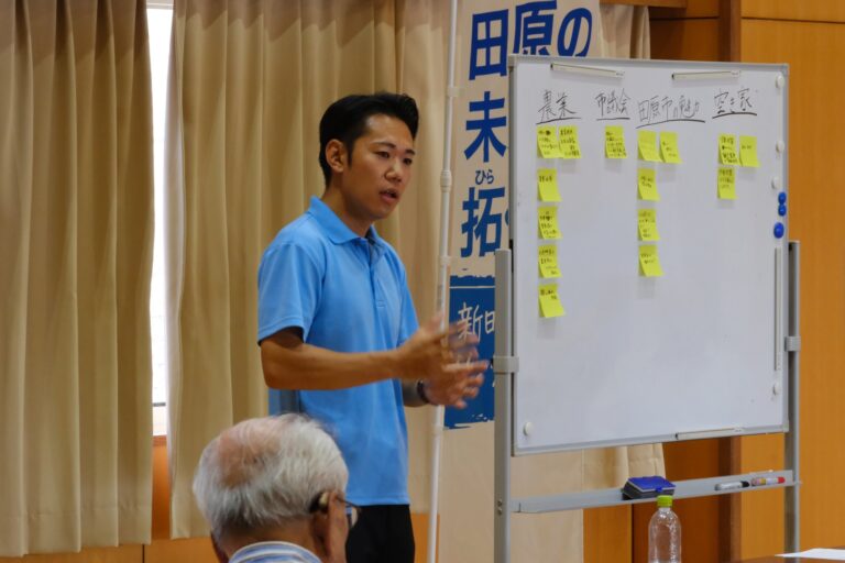 10月17日の「鈴木なおやと語る会」福江市民館で参加者の皆さんにお話しする鈴木なおや