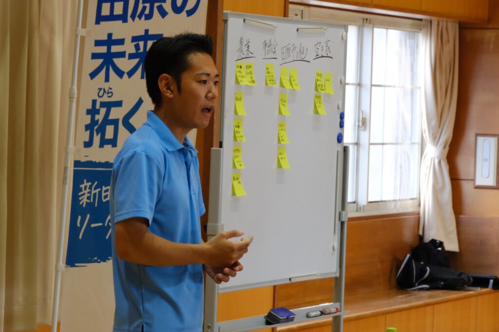 付せんで寄せられたご質問をホワイトボードに整理しながらお答えする鈴木なおや(福江市民館)