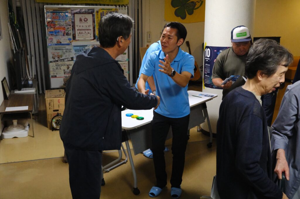 集会終了後、参加者の皆さんと握手でご挨拶する鈴木なおや(清田市民館)