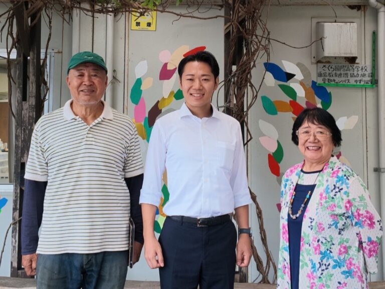 ゆずりは学園を運営されているご夫妻と鈴木なおや